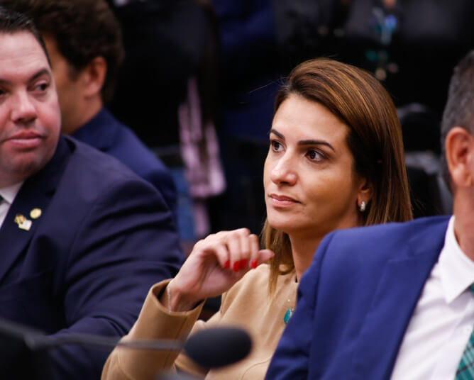 Deputada Roberta Roma em sessão parlamentar, concentrada, destacando sua defesa do agronegócio e políticas relacionadas.