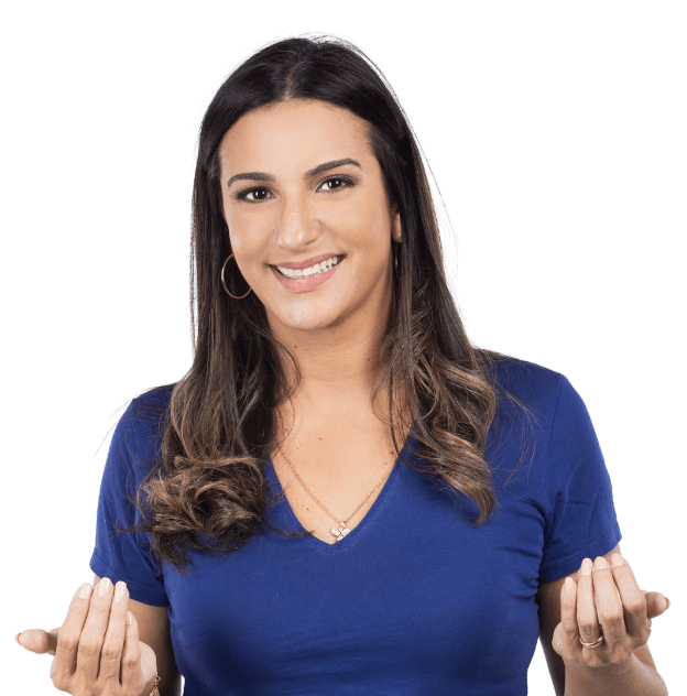 Roberta Roma sorrindo, vestindo camisa azul, em uma pose descontraída, simbolizando acessibilidade e proximidade com o público.
