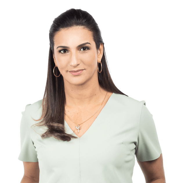 Roberta Roma em pose formal, vestindo blusa clara e acessórios discretos, representando sua atuação política com seriedade e compromisso.