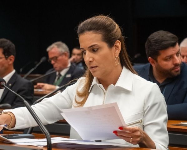 Deputada Roberta Roma em debate sobre o impacto do ajuste fiscal na Lei de Incentivo ao Esporte
