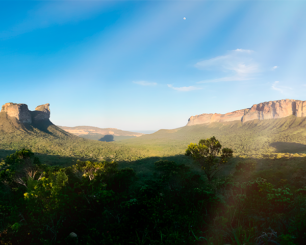 Turismo na Chapada Diamantina: Vista panorâmica da Chapada Diamantina, símbolo do ecoturismo e da biodiversidade na Bahia.