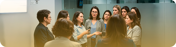 Mulheres liderando uma reunião política, simbolizando as lideranças femininas na política