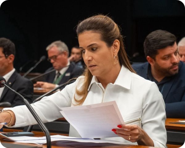 Deputada federal Roberta Roma em plenário da Câmara dos Deputados, representando seu reconhecimento pelo DIAP entre os 50 parlamentares em ascensão do Congresso Nacional