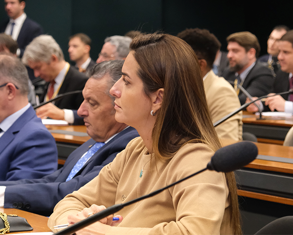Deputada Roberta Roma destacando como esporte e turismo impulsionam o desenvolvimento econômico, gerando emprego e renda no Brasil.